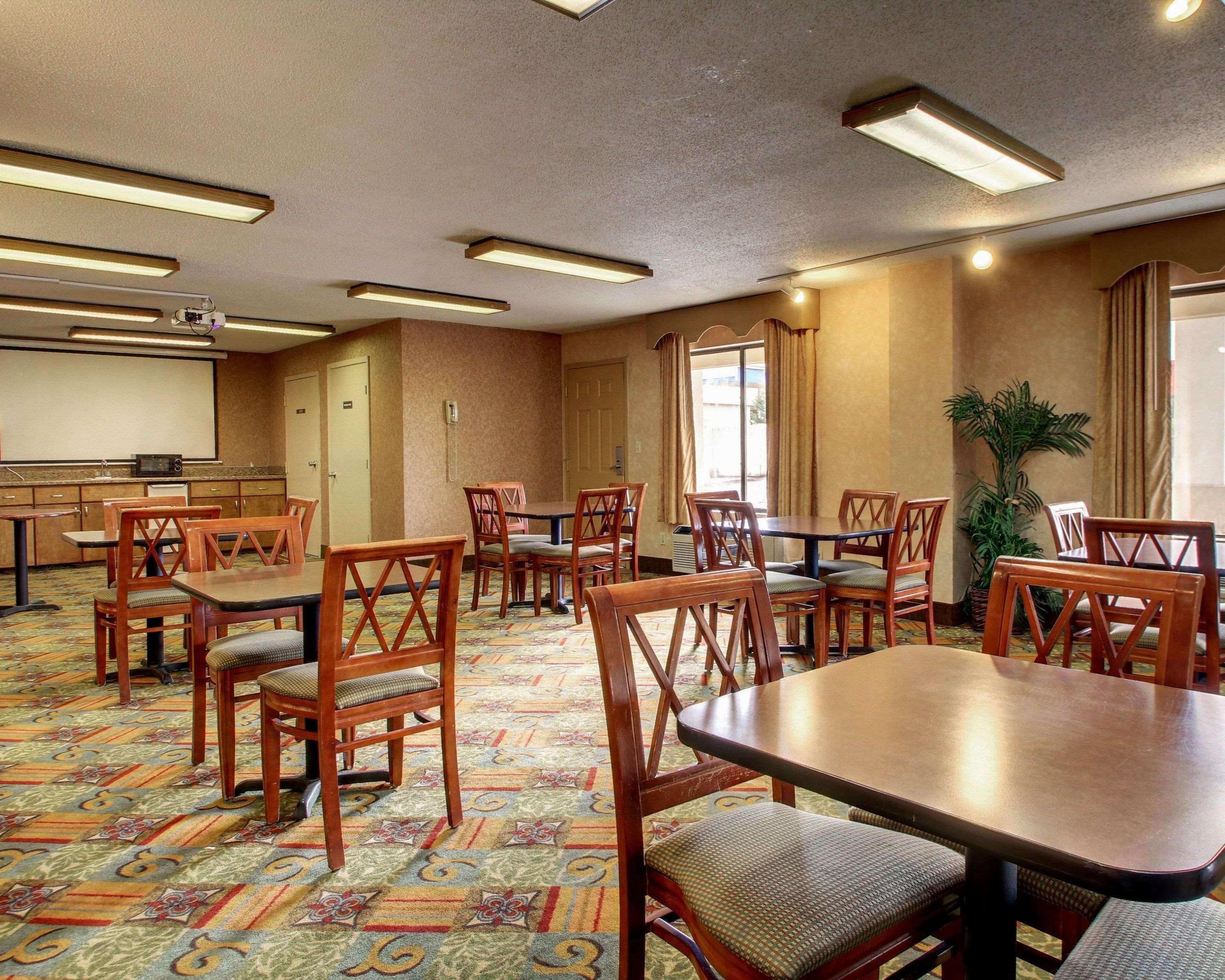 Rodeway North 3*